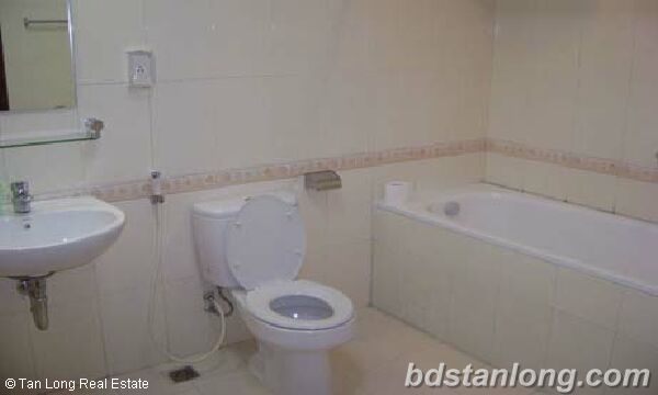 Apartment in Thuy Khue building, Tay Ho for rent. 3