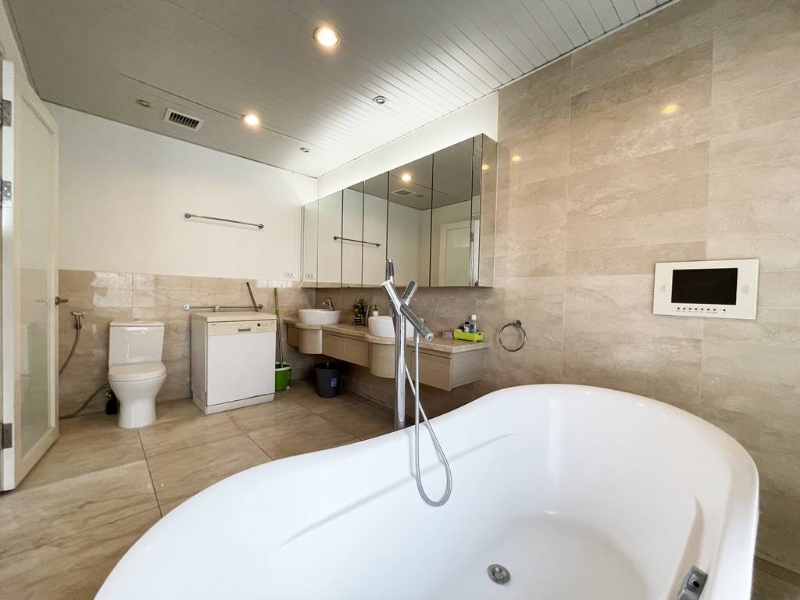 Awesome lakeview apartment for rent in Golden Westlake 36