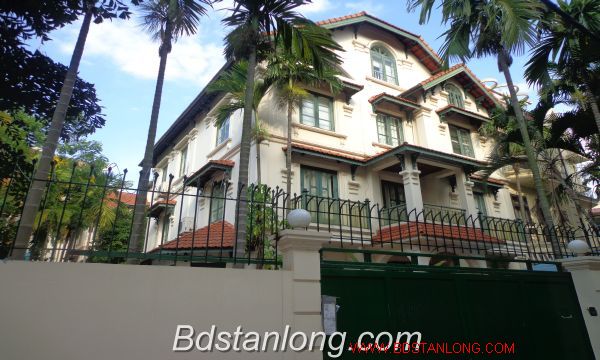 Villa with swimming pool rental in Tay Ho dist 1