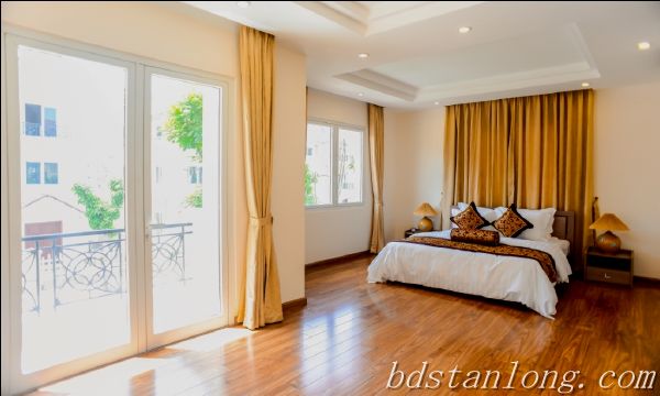 Vinhomes Reverside villa for rent in Hoa Lan lane