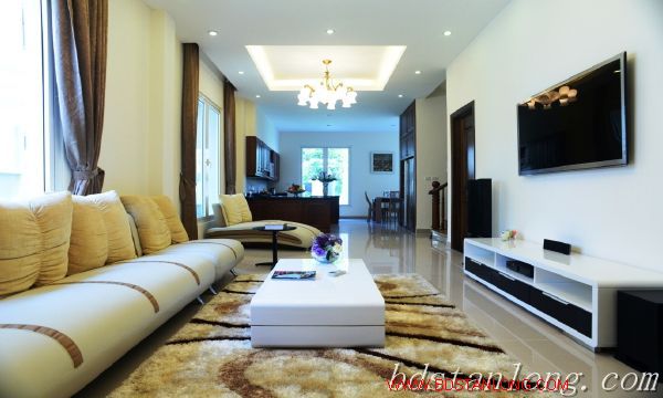 Vincom Village villa for rent in Hoa Lan lane 2